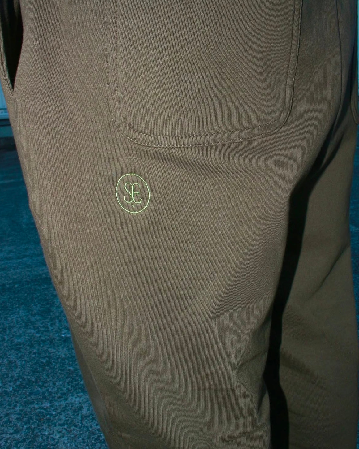 SE SWEAT PANTS [OLIVE]